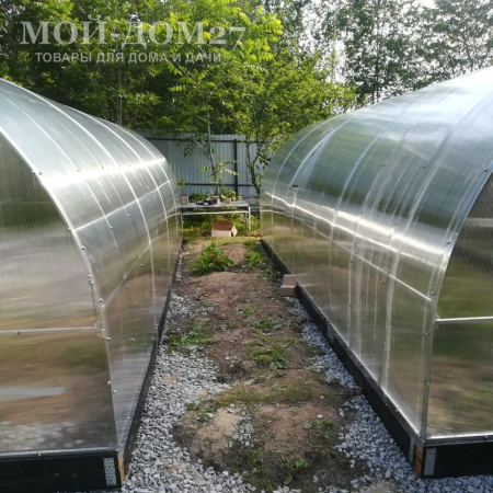 Теплица Восточная Усиленная 8 метров с поликарбонатом | Мой-Дом27 | Каркас изготовлен из оцинкованной замкнутой трубы 20*20 мм.<br>
 Ширина - 3 метра. Высота - 2,1 метра. Длина 8 метров. <br>
 Выдерживаемая снеговая нагрузка - 150 кг/м2. Выдерживаемая ветровая нагрузка - до 20 м/с.<br>
 Расстояние между дугами 0,65 метра. Толщина металла дуг 1,2 мм. Ширина двери 0,96 метра.<br>